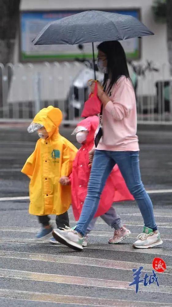 多地断崖式降温 街上短袖羽绒服同框